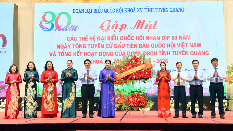 Các đồng chí lãnh đạo tỉnh tặng hoa chúc mừng Đoàn đại biểu Quốc hội tỉnh Tuyên Quang khóa XV. anh-3.jpg