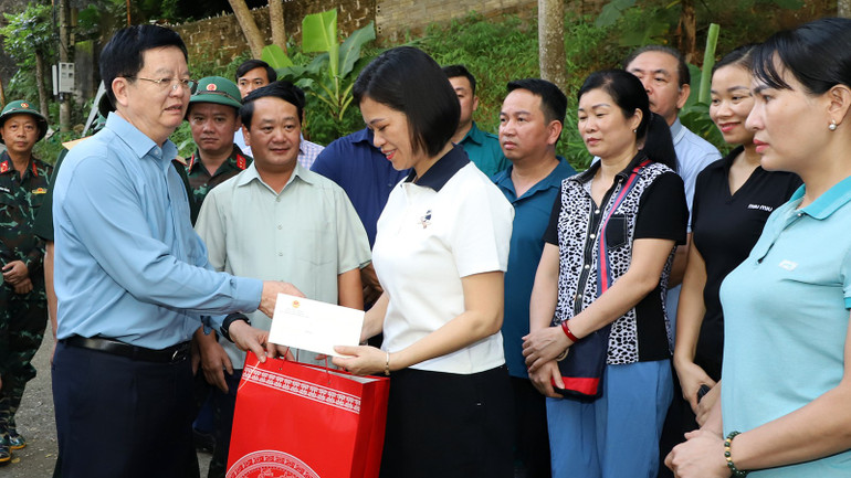Phó Thủ tướng Chính phủ Mai Văn Chính tặng quà Trường Phổ thông dân tộc nội trú Trung học cơ sở và Trung học phổ thông Chiêm Hóa. img-6151.jpg