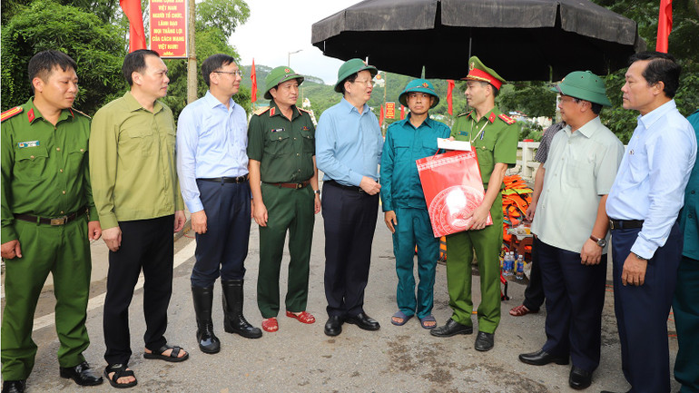 Phó Thủ tướng Mai Văn Chính tặng quà động viên lực lượng thực hiện nhiệm vụ bảo đảm an toàn tại cầu Chiêm Hóa, xã Chiêm Hóa. img-6110.jpg