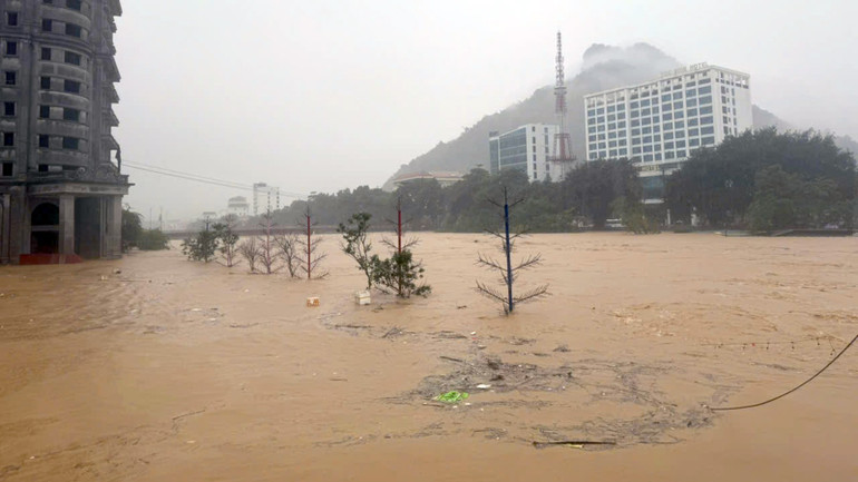 Ha Giang 1 and Ha Giang 2 wards are deeply submerged in flood water. ha-giang-2012.jpg
