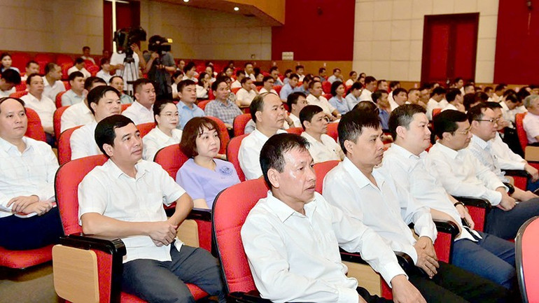 Đại biểu nghe quán triệt, triển khai các nội dung công việc của Đảng ủy, Hội đồng nhân dân, Ủy ban nhân dân, Ủy ban Mặt trận Tổ quốc và các tổ chức chính trị-xã hội cấp xã sau sắp xếp. anh-2.jpg
