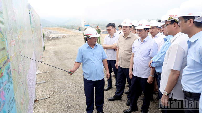 Bí thư Tỉnh ủy Tuyên Quang Hầu A Lềnh báo cáo tiến độ triển khai dự án cao tốc Tuyên Quang-Hà Giang vào ngày 24/8/2025 với Đoàn công tác do Phó Thủ tướng Chính phủ Bùi Thanh Sơn làm Trưởng Đoàn. ndo_br_497a5839.jpg