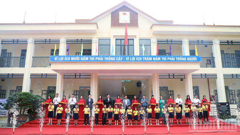 Đại biểu cắt băng khánh thành nhà lớp học 2 tầng Trường Tiểu học Tứ Quận, xã Yên Sơn, tỉnh Tuyên Quang. ndo_br_anh-1-8.jpg
