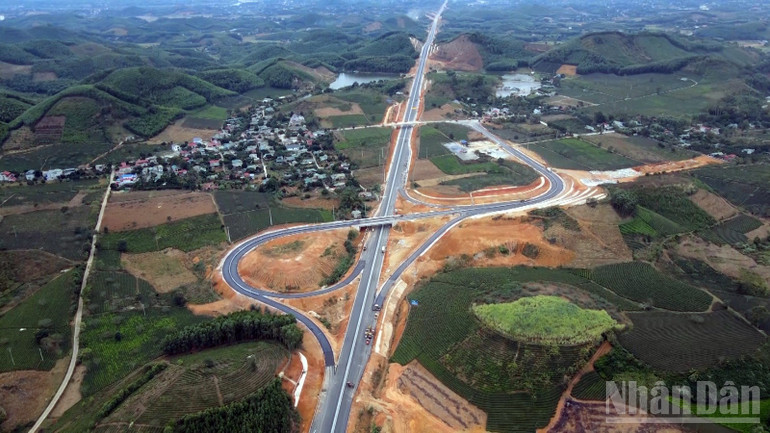Tuyến cao tốc Tuyên Quang - Phú Thọ đưa vào khai thác đã mở ra không gian phát triển mới, giúp mở rộng liên kết vùng, tăng lợi thế cạnh tranh về phát triển kinh tế-xã hội của tỉnh Tuyên Quang. ndo_br_khanh-thanh-cao-toc-tuyen-quang-phu-thomp4still001.jpg