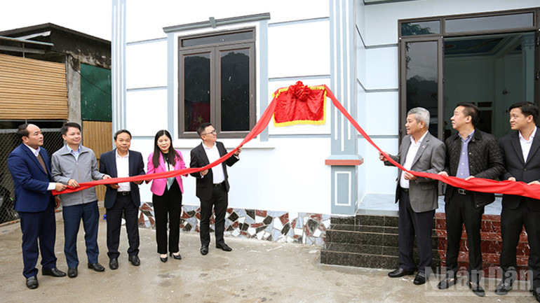Lãnh đạo Báo Nhân Dân và lãnh đạo Hội đồng nhân dân, Mặt trận Tổ quốc Việt Nam tỉnh Tuyên Quang cùng đơn vị tài trợ thực hiện nghi thức dỡ dải băng khánh thành nhà Đại đoàn kết tại xã Thượng Lâm vào tháng 1/2024. ndo_br_anh-6.jpg