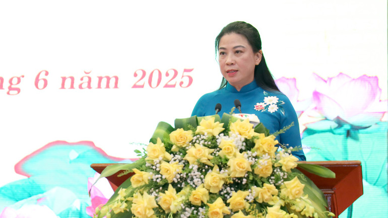 Đồng chí Lê Thị Kim Dung, Phó Bí thư Thường trực Tỉnh ủy, Chủ tịch Hội đồng nhân dân tỉnh Tuyên Quang phát biểu bế mạc kỳ họp. anh-6.jpg