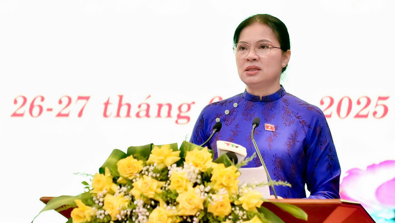 Đồng chí Hà Thị Nga, Ủy viên Trung ương Đảng, Bí thư Tỉnh ủy, Trưởng Đoàn đại biểu Quốc hội tỉnh Tuyên Quang phát biểu chỉ đạo tại kỳ họp. anh-3.jpg