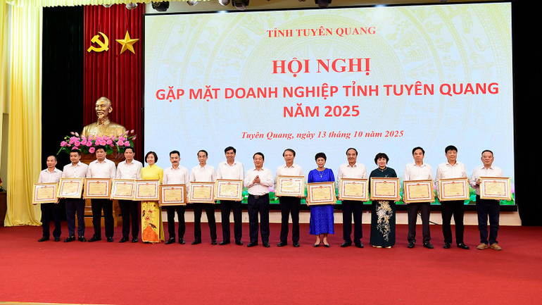 Bí thư Tỉnh ủy Tuyên Quang Hầu A Lềnh trao bằng khen của Ủy ban nhân dân tỉnh cho các tập thể, cá nhân đã có thành tích xuất sắc trong hoạt động doanh nghiệp trên địa bàn tỉnh năm 2025. dsc6057.jpg