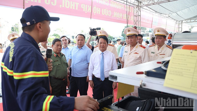 Các đại biểu tham quan gian trưng bày các thiết bị phòng cháy-chữa cháy, cứu hộ cứu nạn. ndo_br_anh-9.jpg