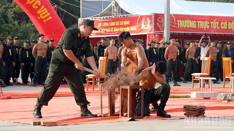 Mãn nhãn với màn biểu diễn khí công tại buổi lễ. ndo_br_anh-11.jpg