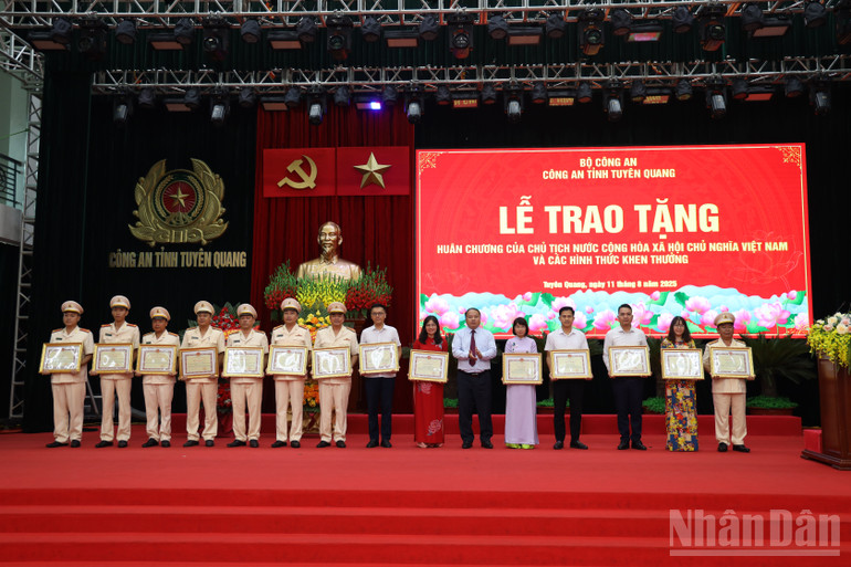 Đồng chí Phan Huy Ngọc, Chủ tịch Ủy ban nhân dân tỉnh trao Bằng khen cho các cá nhân, tập thể. ndo_br_anh-7.jpg