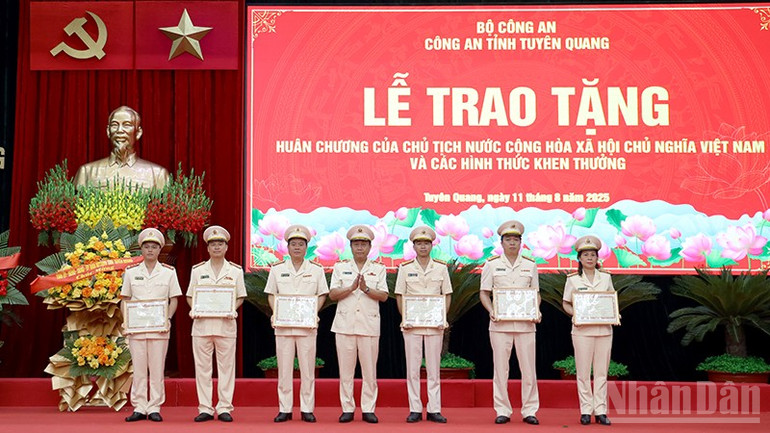 Thiếu tướng Nguyễn Đức Thuận, Giám đốc Công an tỉnh Tuyên Quang thừa ủy quyền của Bộ trưởng Công an trao Bằng khen cho các cá nhân, tập thể. ndo_br_anh-8.jpg
