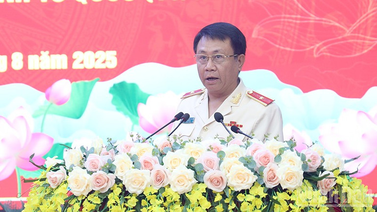 Thiếu tướng Nguyễn Đức Thuận, Giám đốc Công an tỉnh đọc diễn văn khai mạc Lễ kỷ niệm. ndo_br_anh-2.jpg