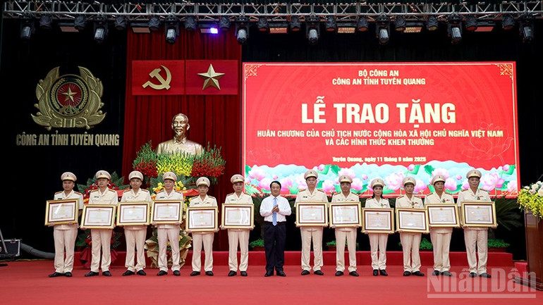 Đồng chí Hầu A Lềnh, Bí thư Tỉnh ủy Tuyên Quang thừa ủy quyền của Chủ tịch nước trao Huân chương bảo vệ Tổ quốc hạng Ba và thừa ủy quyền của Thủ tướng Chính phủ trao Bằng khen cho các cá nhân. ndo_br_anh-6.jpg