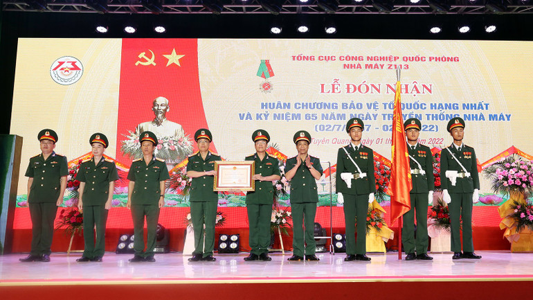 Nhà máy Z113 đón nhận Huân chương Bảo vệ Tổ quốc hạng Nhất năm 2022. nha-may-z113-don-nhan-huan-chuong-bao-ve-to-quoc-hang-nhat-nam-2022-copy.jpg