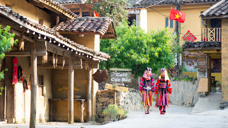 De rammade jordhusen i byn Lo Lo Chai är en av de höjdpunkter som lockar turister att uppleva. (Foto: NAM THAI, Ethnic and Mountainous Region Pictorial Newspaper) nhung-ngoi-nha-trinh-tuong-tai-thon-lo-lo-chai-la-mot-trong-nhung-diem-noi-bat-thu-hut-du-khach-toi-trai-nghiem-anh-nam-thai.jpg