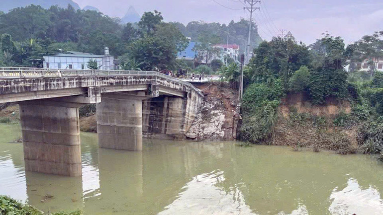 Cầu Tát Luông nối thôn 6 và thôn 14 xã Nà Hang bị sụt lún trụ cầu khiến giao thông bị chia cắt. 1.jpg
