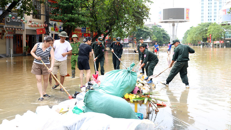 Ngay khi nước rút dần, Công an tỉnh đã huy động cán bộ, chiến sĩ hỗ trợ vệ sinh môi trường trên các tuyến đường thuộc địa bàn phường Minh Xuân. anh-2.jpg