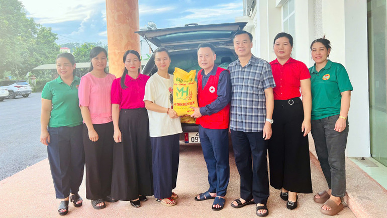 Hội Chữ thập đỏ tỉnh Tuyên Quang tiếp nhận gạo hỗ trợ người dân vùng lũ. anh-5.jpg