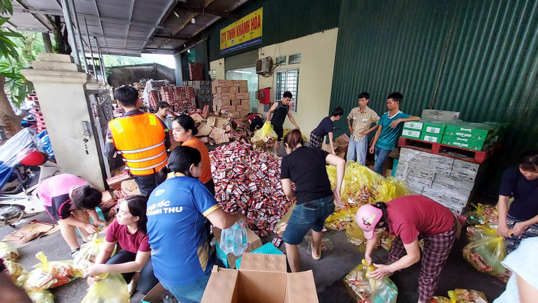 Hội Chữ thập đỏ tỉnh đóng gói và tiếp nhận các túi cứu trợ khẩn cấp để gửi đến các hộ dân bị ngập tại phường Hà Giang 1, Hà Giang 2. anh-4.jpg