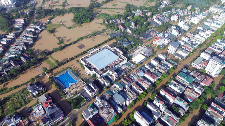 Đến 10 giờ sáng 2/10 nhiều tuyến đường trên địa bàn phường Minh Xuân vẫn đang bị ngập nước. anh-1.jpg