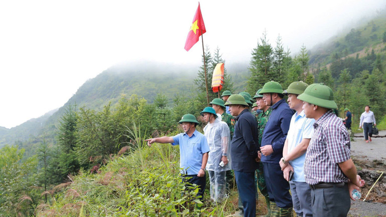 Bí thư Tỉnh ủy Tuyên Quang Hầu A Lềnh chỉ đạo công tác tìm kiếm nạn nhân mất tích do sạt lở đất tại thôn Má Lầu A, xã Lũng Cú. z7076409334130-09a3985a379c59313ffd842505c95d16.jpg