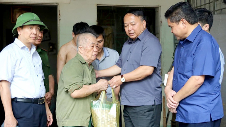 Chủ tịch Ủy ban nhân dân tỉnh Tuyên Quang Phan Huy Ngọc thăm và tặng quà hộ dân bị thiệt hại do mưa lũ tại phường Hà Giang 2. z7076248581197-e2245c0a924329693ecfd627d03fab14.jpg