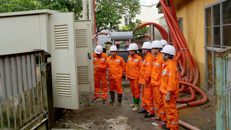 Công ty Điện lực Tuyên Quang đang khẩn trương sửa chữa, bảo đảm cấp điện cho toàn bộ khách hàng trong ngày 4/10. z7074858874059-4e3b95c112e12beafebf0fa20278ac0c.jpg