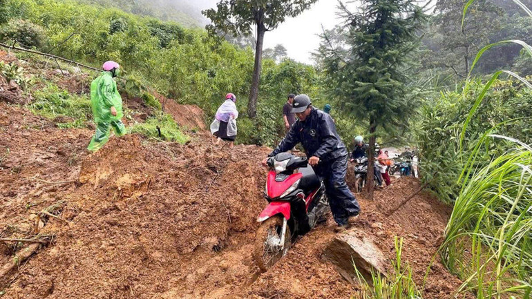 Landslides on National Highway 4D in Pa Vay Su commune have caused many difficulties for people in traveling. (Photo: ANH DUONG) anh-4.jpg