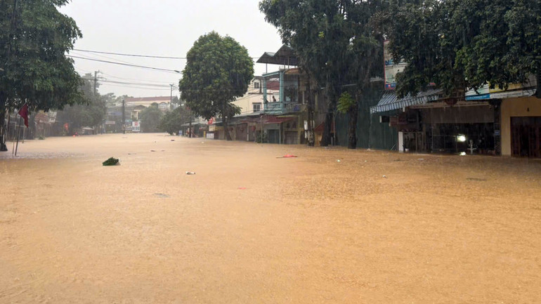 All roads to Ha Giang 1 and Ha Giang 2 wards are deeply flooded. anh-1.jpg