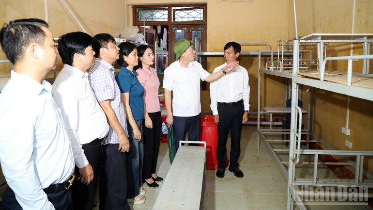 Lãnh đạo Ủy ban Mặt trận Tổ quốc Việt Nam tỉnh cùng lãnh đạo xã Chiêm Hóa, đơn vị tài trợ kiểm tra tình hình hư hỏng tại các phòng ký túc xá của Trường PTDT nội trú THCS và THPT Chiêm Hóa. ndo_br_anh-4.jpg
