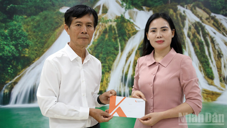 Quỹ "Khởi sự từ tâm" thông qua Ủy ban Mặt trận Tổ quốc Việt Nam tỉnh Tuyên Quang để hỗ trợ thân nhân gia đình có người chết, mất tích. ndo_br_anh-5.jpg