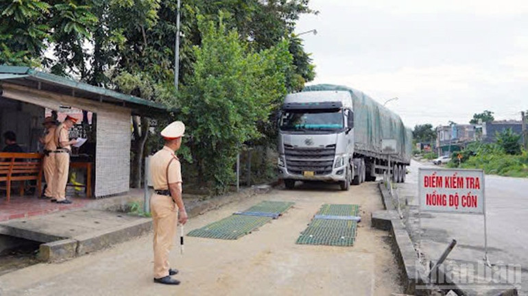 Lực lượng Cảnh sát giao thông, Công an tỉnh Tuyên Quang kiểm tra tải trọng xe kinh doanh vận tải. ndo_br_can-tai-trong.jpg