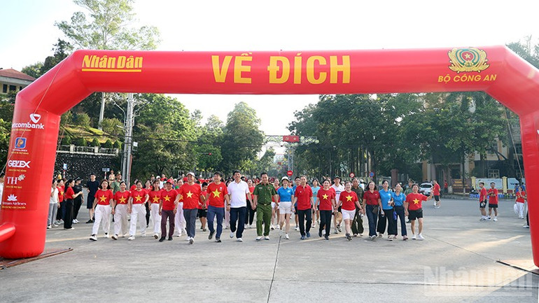 Tất cả cùng đoàn kết nắm tay nhau tiến về đích. ndo_br_497a4696.jpg
