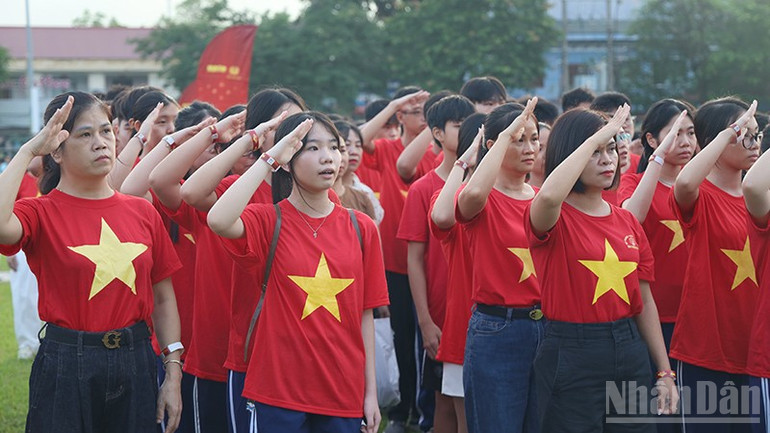 Người dân tại Tuyên Quang hòa mình cùng thực hiện nghi lễ thượng cờ và nghi thức chào cờ thiêng liêng được kết nối trực tiếp từ Quảng trường Ba Đình, Hà Nội. ndo_br_497a4417.jpg