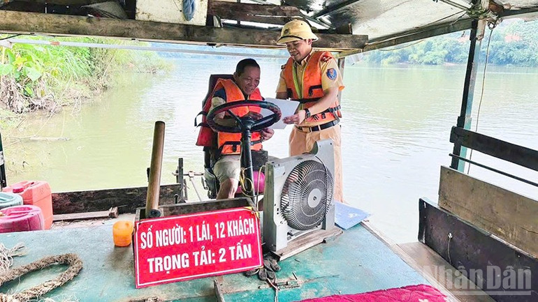 Cán bộ Đội Cảnh sát giao thông đường thủy, Công an tỉnh Tuyên Quang tuyên truyền cho các chủ đò bảo đảm an toàn giao thông mùa mưa lũ. ndo_br_z6914511763922-5978df941d1a1882f00282c86ed4982c.jpg