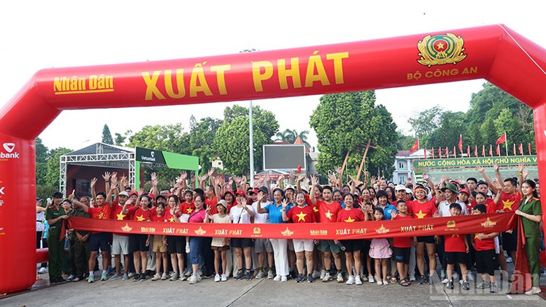 Mọi người hào hứng chờ đợi hiệu lệnh xuất phát. ndo_br_497a4470.jpg