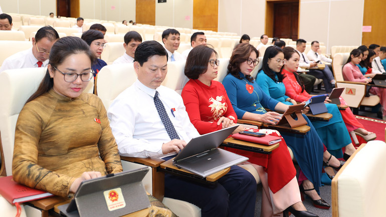 도 인민위원회 대의원들이 결의안을 통과시키기 위해 투표합니다. anh-2.jpg