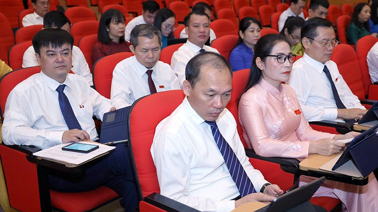Đại biểu biểu quyết thông qua các nghị quyết. anh-4.jpg