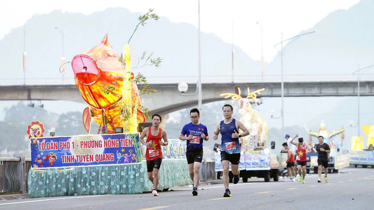 Các vận động viên tham gia giải chạy ở cự ly 21km. cac-vdv-tham-gia-chay-cu-ly-21-km.jpg