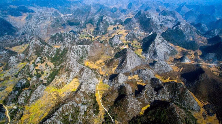 Công viên địa chất toàn cầu UNESCO Cao nguyên đá Đồng Văn nhìn từ trên cao. (Ảnh: mia.vn) z7113474408719-82e00c909ea48c4562bce7a3c7b57fdd.jpg