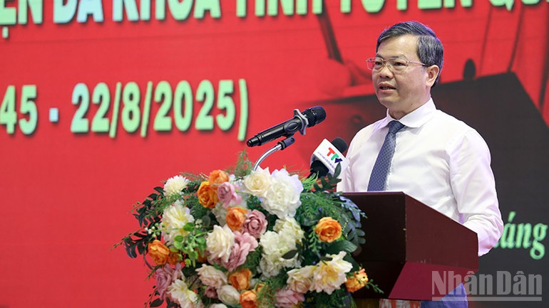 Đồng chí Nguyễn Văn Sơn, Phó Bí thư Tỉnh ủy, Chủ tịch Hội đồng nhân dân tỉnh Tuyên Quang phát biểu tại chương trình. ndo_br_anh-3.jpg