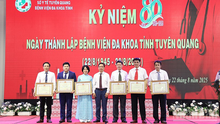 Lãnh đạo Sở Y tế tỉnh trao danh hiệu Tập thể lao động xuất sắc của Chủ tịch Ủy ban nhân dân tỉnh Tuyên Quang cho các tập thể. ndo_br_anh-9.jpg