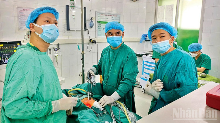 Một ca phẫu thuật nội soi thoát vị bẹn cho bệnh nhi do các bác sĩ Bệnh viện đa khoa tỉnh Tuyên Quang thực hiện. ndo_br_anh-5.jpg