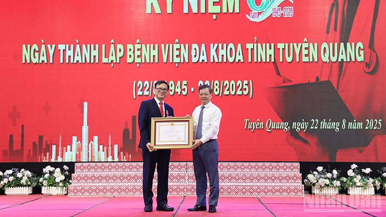 Đồng chí Nguyễn Văn Sơn, Phó Bí thư Tỉnh ủy, Chủ tịch Hội đồng nhân dân tỉnh trao Huân chương Lao động Hạng Ba cho thầy thuốc ưu tú, Tiến sĩ, Bác sĩ Nguyễn Hưng Đạo, Giám đốc Bệnh viện đa khoa tỉnh Tuyên Quang. ndo_br_anh-7.jpg