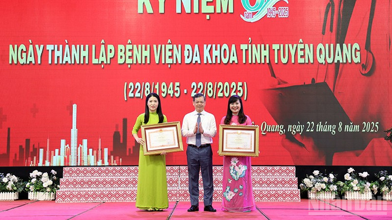Đồng chí Nguyễn Văn Sơn trao bằng khen của Thủ tướng Chính phủ cho các cá nhân. ndo_br_anh-8.jpg