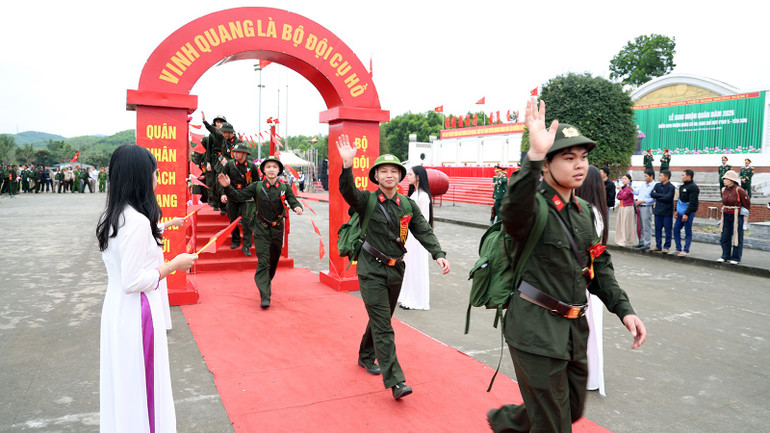 Tân binh tham gia nghĩa vụ công an hăng hái lên đường thực hiện nghĩa vụ.
