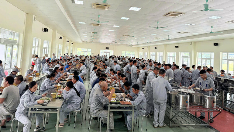 Bữa ăn trưa của công nhân Nhà máy Z113 được bảo đảm đủ dinh dưỡng. anh-19.jpg