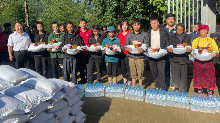 Đại diện Hiệp hội doanh nghiệp tỉnh trao các suất quà hỗ trợ người dân tại xã Lũng Cú. anh-1.jpg