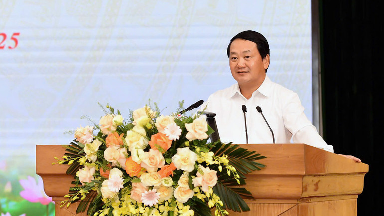 Đồng chí Hầu A Lềnh, Bí thư Tỉnh ủy Tuyên Quang trao đổi với các doanh nghiệp tại Hội nghị gặp mặt doanh nghiệp tỉnh năm 2025. z7114428033551-8b6a5c18a04021baa77daddb054a5579.jpg